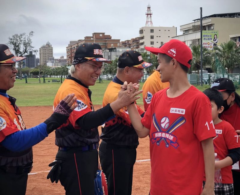 不老棒球隊的熱情支持，讓孩子們在滿滿的鼓勵中安心開心參與棒球賽。